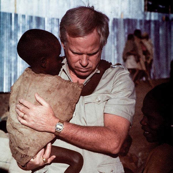 基督教慈善團體世界宣明會的一名義工，懷裡抱著一個來自埃塞俄比亞的孩子。
